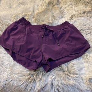 Lululemon hotty hot size 8, 2.5” length